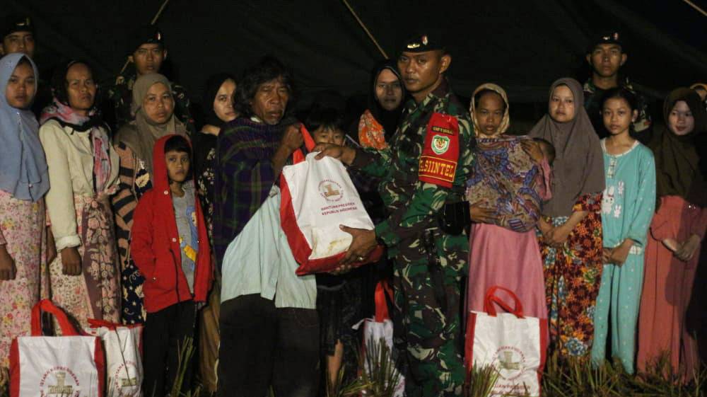 Yonif Raider 300/BJW Beri Bantuan Langsung ke Korban Gempa Cianjur