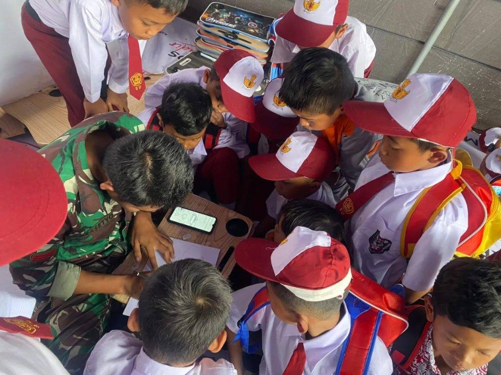 Antusiasme Anak-anak Belajar Baris Berbaris dan Mengenal Alutsista TNI AU dengan Personel Lanud Ats