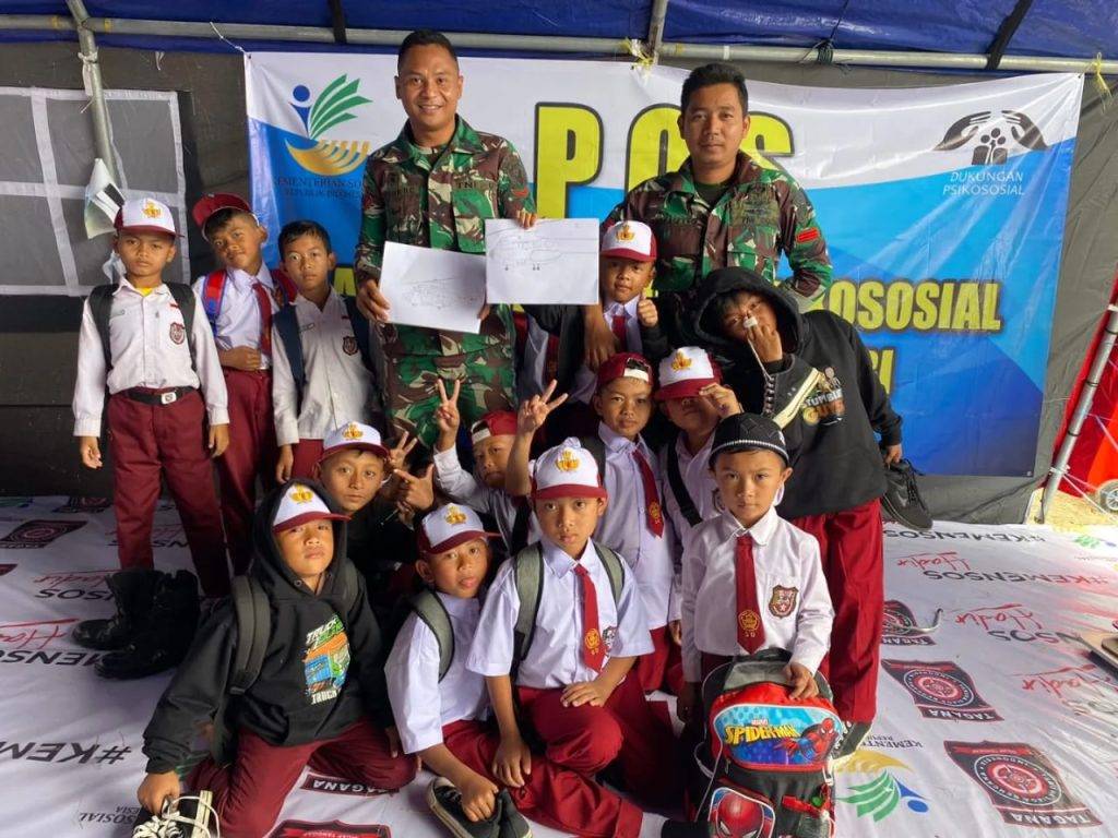 Antusiasme Anak-anak Belajar Baris Berbaris dan Mengenal Alutsista TNI AU dengan Personel Lanud Ats