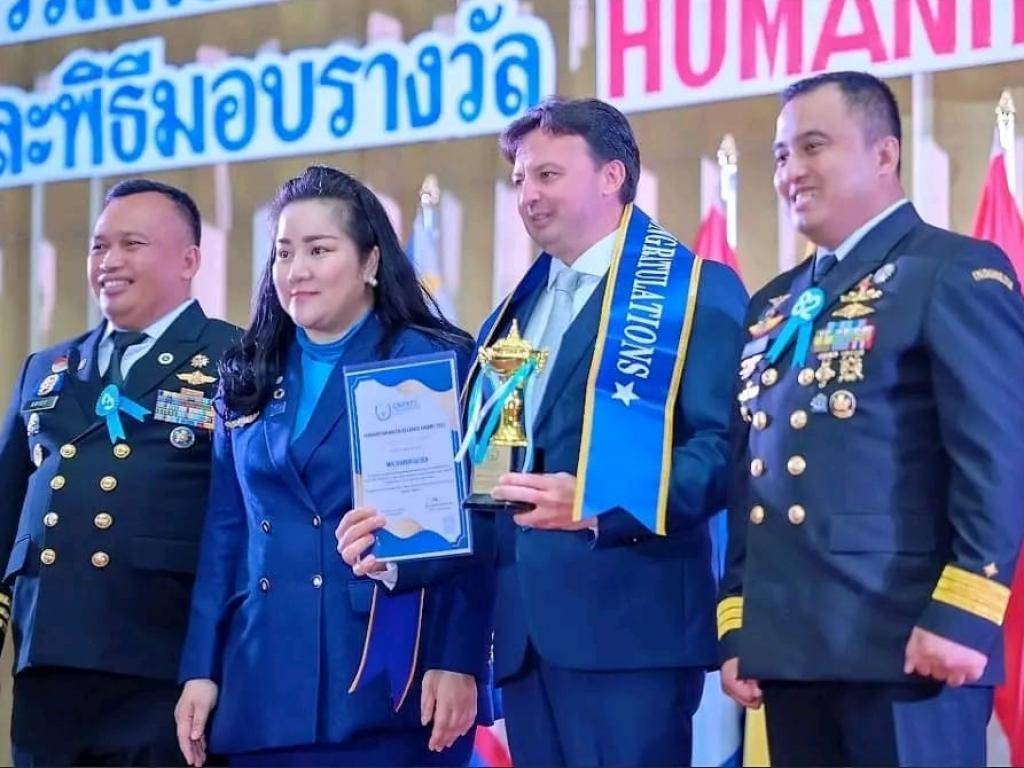 Dua Perwira TNI AL Terima Humanity Awards 2022 di Thailand