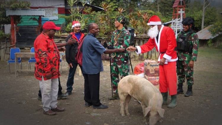 Jadi Sinterklas, Prajurit Kostrad Bawa 10 Ekor Babi Gemuk untuk Warga Papua