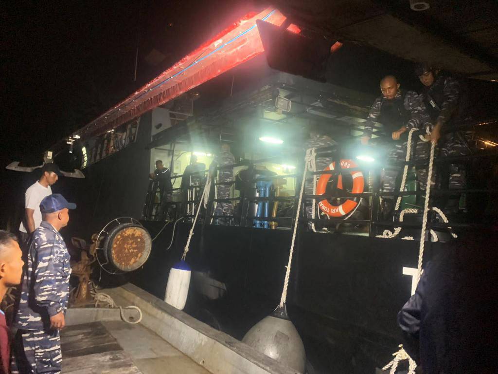 KRI Torani-860 Tangkap Kapal Pembawa 15 PMI Ilegal di Perairan Asahan
