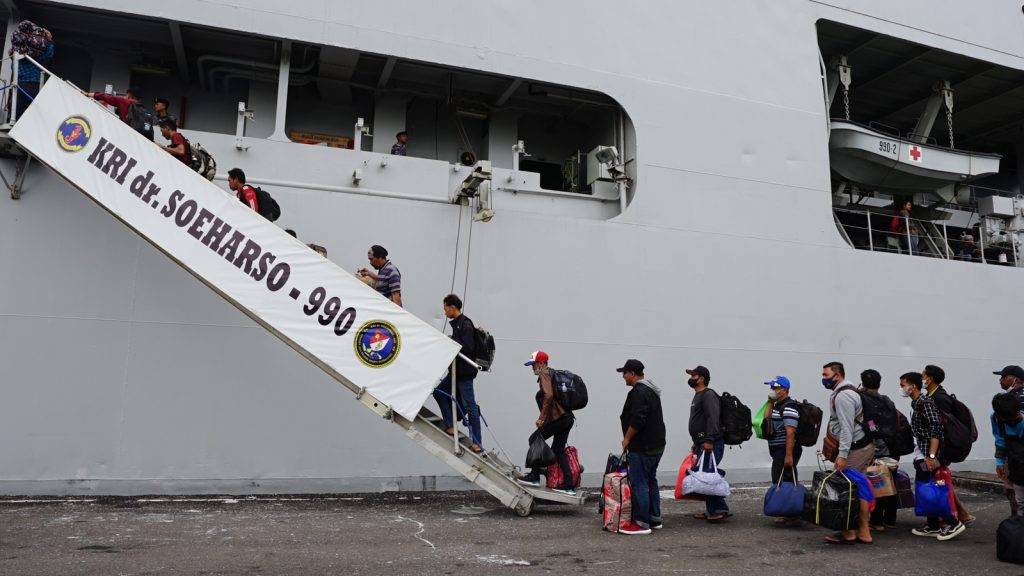 KRI dr. Soeharso-990 Dukung Angkutan Laut ke Pulau Bawean