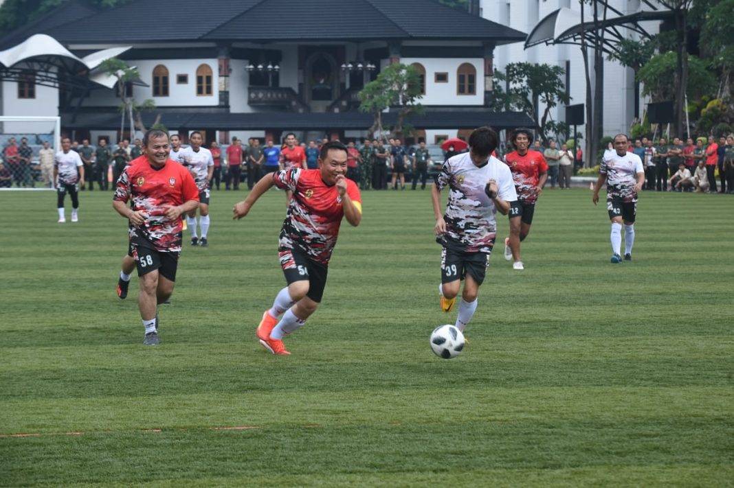 KSAD Pimpin Tim Pati TNI AD Kalahkan Tim Selebritis di Fun Game Football