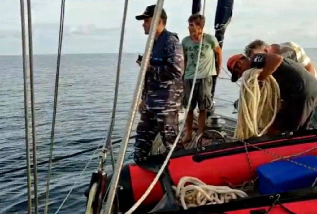 Kapal Pushidrosal Selamatkan Tiga WNA Terapung Empat Hari di Laut Jawa