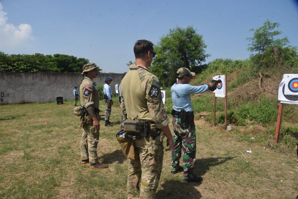 Kopaska Koarmada II dan USMC MSOT Latihan Menembak Empat Jenis Pistol
