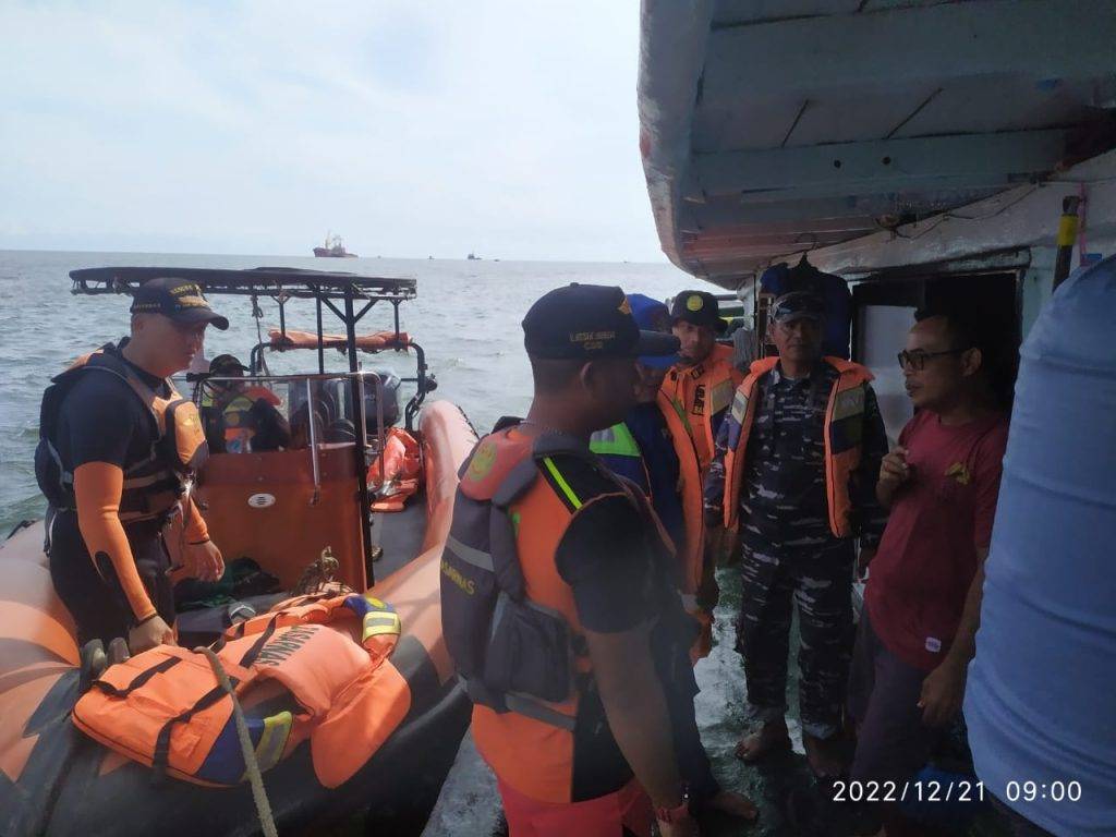 Lanal Palembang Evakuasi Kapal Tenggelam di Perairan Tanjung Selokan