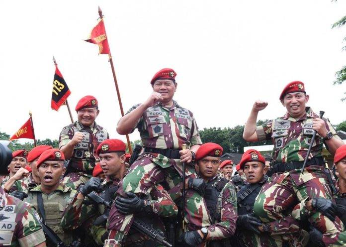 Panglima TNI Yudo Terima Brevet Komando Dan Baret Merah Kopassus ...