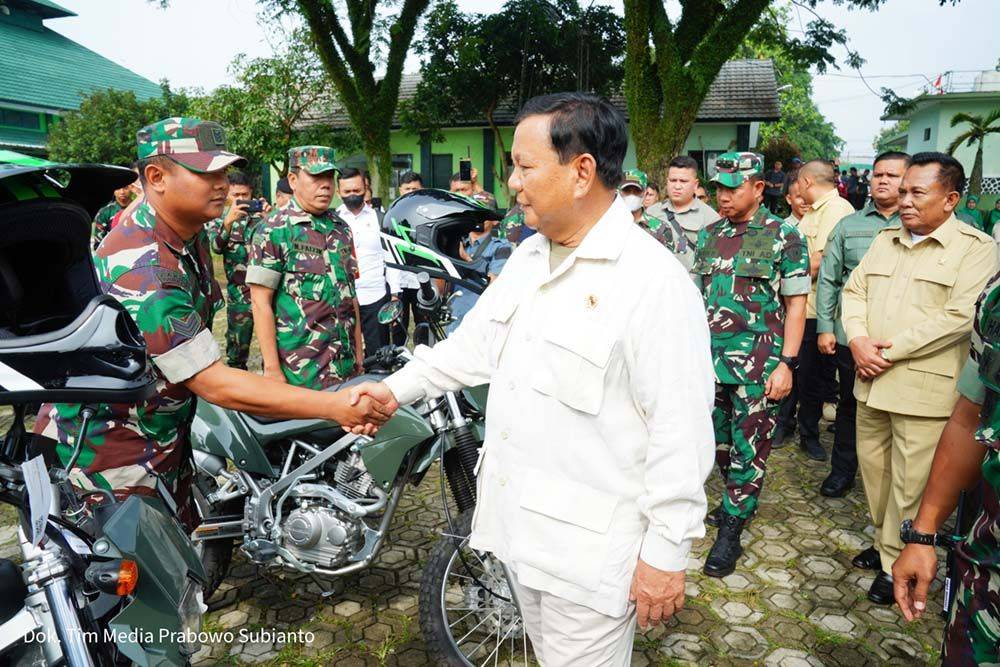 Percepat Distribusi Bantuan Korban Cianjur, Prabowo Serahkan Motor untuk Babinsa