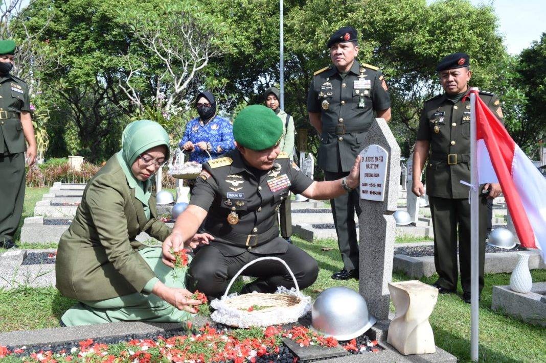 Peringati Hari Juang TNI AD, Jenderal Dudung Tabur Bunga di Makam Mantan KSAD