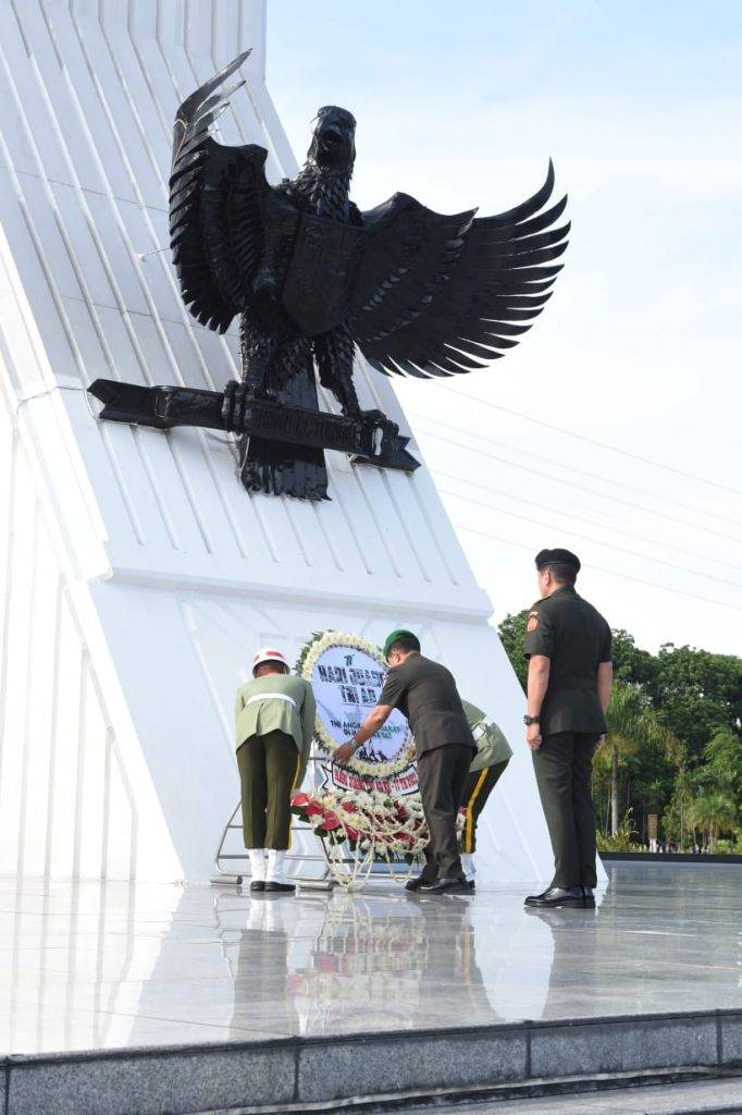 Peringati Hari Juang TNI AD, Jenderal Dudung Tabur Bunga di Makam Mantan KSAD