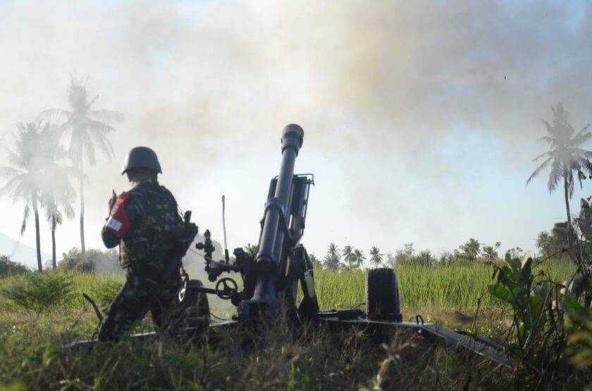 Prajurit Marinir Laksanakan Pendaratan pada Latma Carat di Pantai Banongan