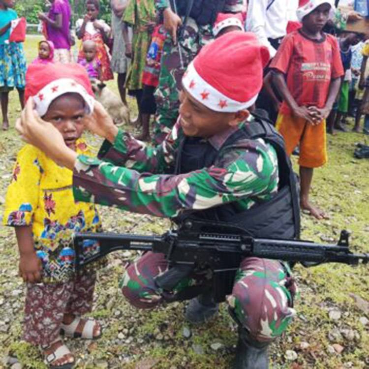 Sambut Natal, Prajurit TNI Beri Kejutan di Perbatasan