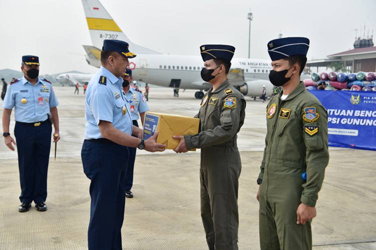 TNI AU Kirim Bantuan Logistik Untuk Korban Erupsi Gunung Semeru.