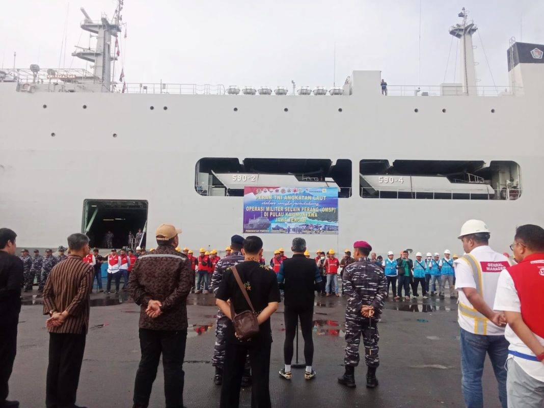 Cuaca Ekstrem, TNI AL Kerahkan KRI Kirim Logistik ke Karimun Jawa