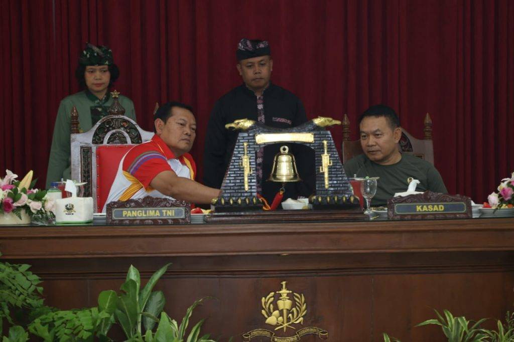 Dudung Abdurachman mendampingi Panglima TNI