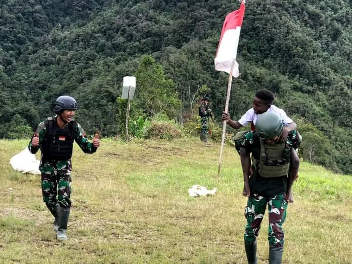 Momen Keakraban di Perbatasan, Prajurit Raider Gendong Anak Papua Lari Estafet