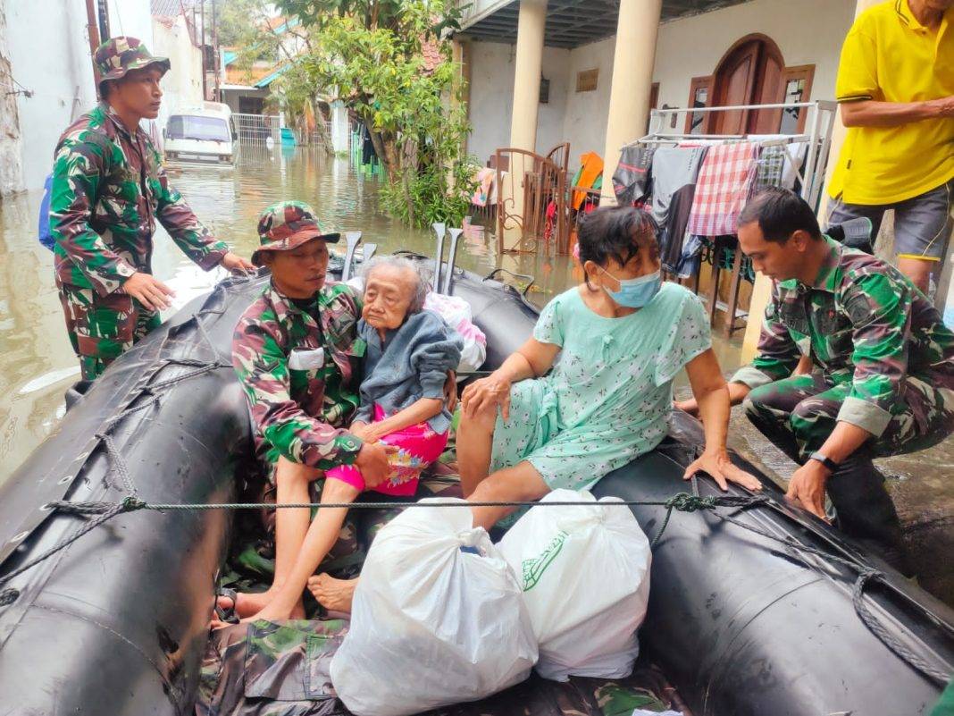 TNI AD Kerahkan Pasukan Bantu Wilayah di Indonesia yang Terendam Banjir.