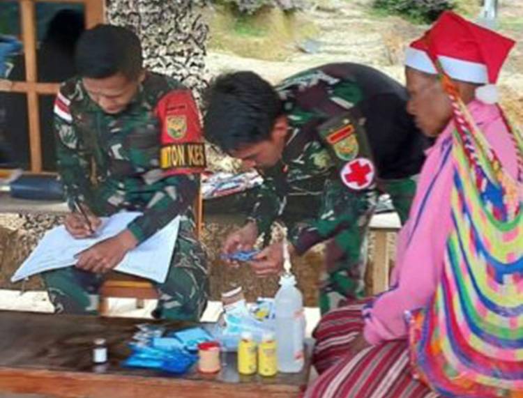 TNI Bantu Puluhan Warga Kampung Apom yang Pulang Pasca Peristiwa Kiwirok 2021.