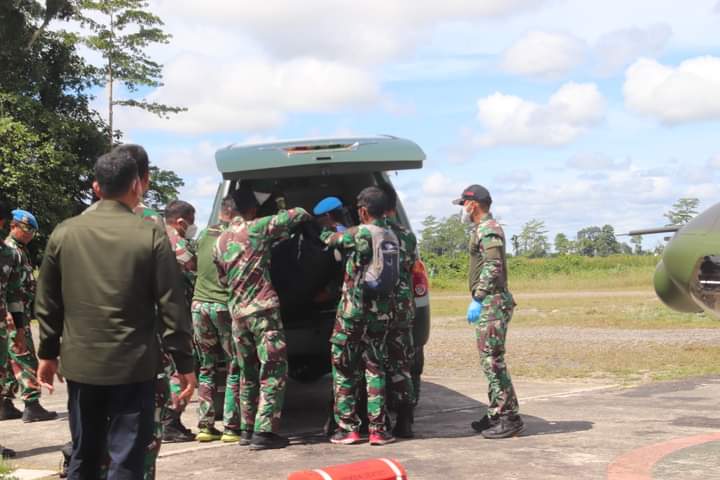 Proses Evakuasi Pratu F personel dari Satgas Yonif R 321/GT yang ditembak KKB di Papua. (Foto: Puspen TNI)