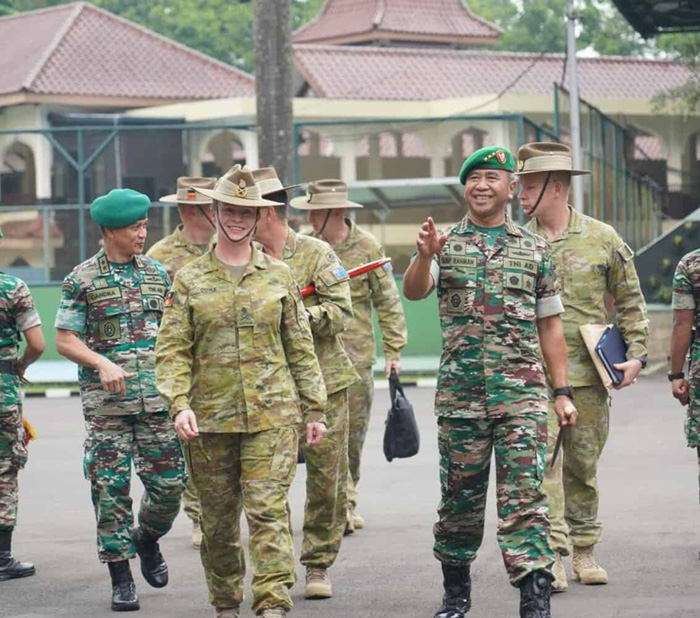 Letjen TNI Arif Rahman, MG Susan Coyle