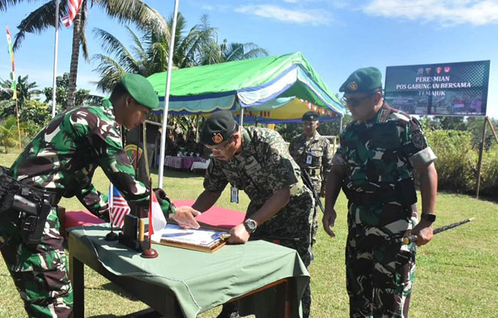 Danrem 121/Abw Brigjen TNI Pribadi Jatmiko bersama Panglima 3 Briged TDM Brig Jen Mohd. Kamil Bin Haji Abdul Latief