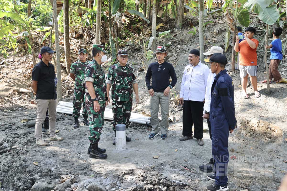Setelah Sumbawa, Prabowo Lakukan Pencarian Titik Air Bersih di Gunung