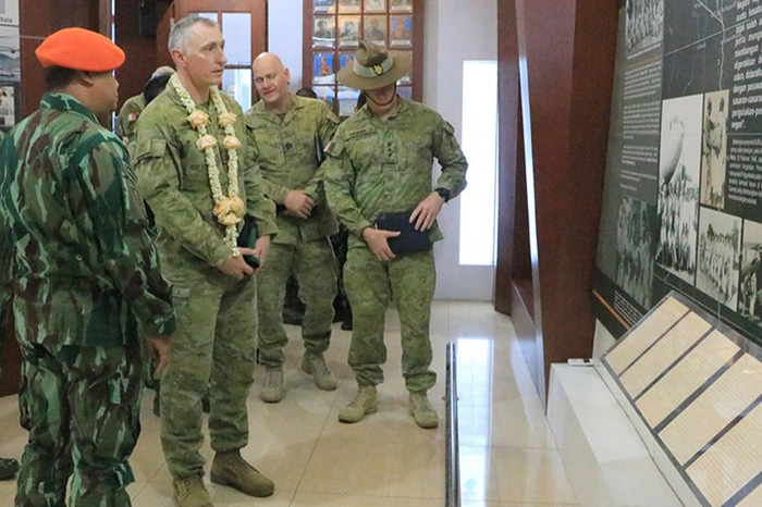 Wahyu Hidayat, Paul Kenny