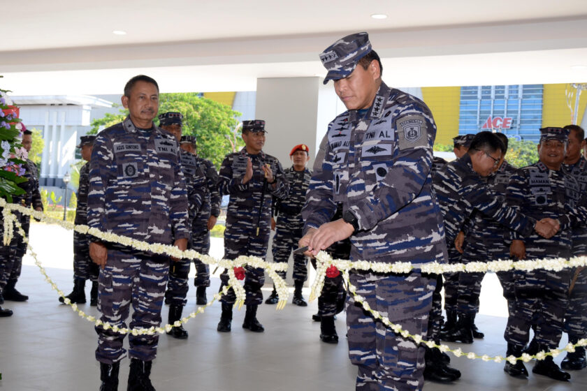 KSAL Laksamana TNI Muhammad Ali meresmikan sarana dan prasarana baru di RSPAL dr Ramelan, Surabaya.