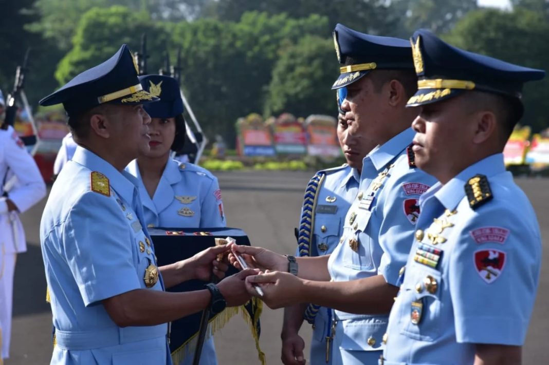 Danlanud Ats Marsma TNI M. Taufiq Arasj saat memimpin upacara serah terima jabatan Komandan Wing Udara 4 Lanud Ats.
