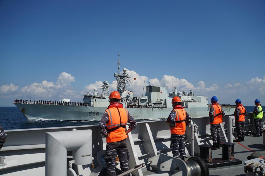 Passing exercise KRI Sultan Hasanuddin-366 dengan HMCS Montreal (FFH) di Laut Jawa. (Dok. Dispen Koarmada II)