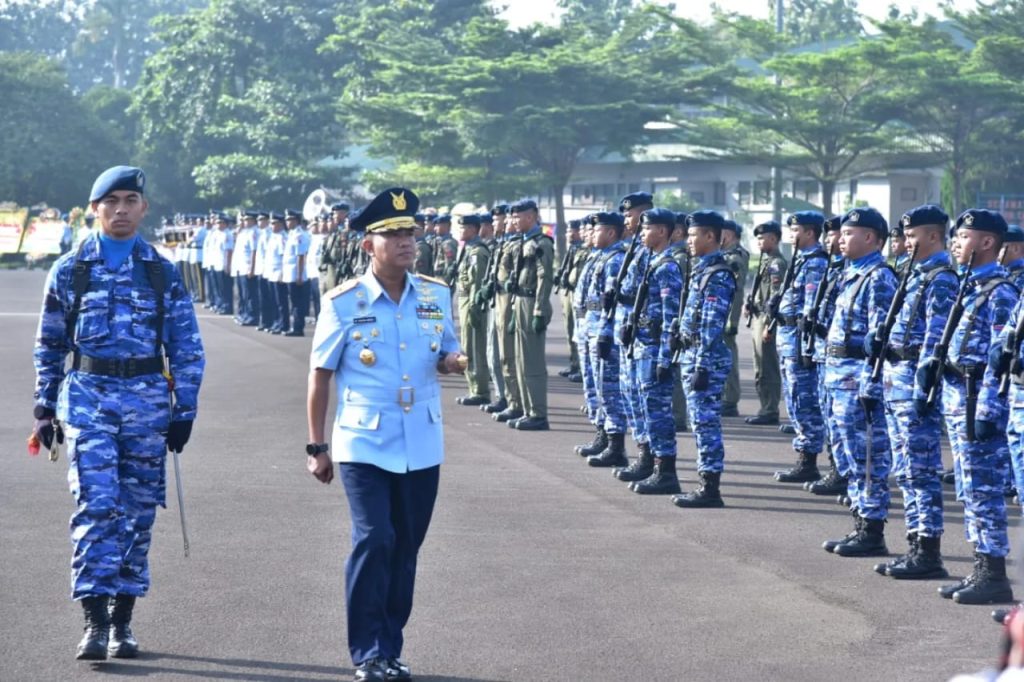 Danlanud Ats Marsma TNI M. Taufi Arasj saat mengecek kesiapan personel saat upacara sertijab Komandan Wing Udara 4 Lanud Ats.