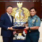 Muhammad Ali bersama Dato’ Syed Mohamad Hasrin Aidid bin Tengku Hussin