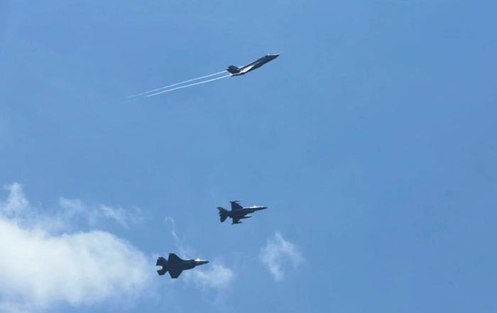 Pesawat tempur F-16 TNI AU dan F-35 RAAF