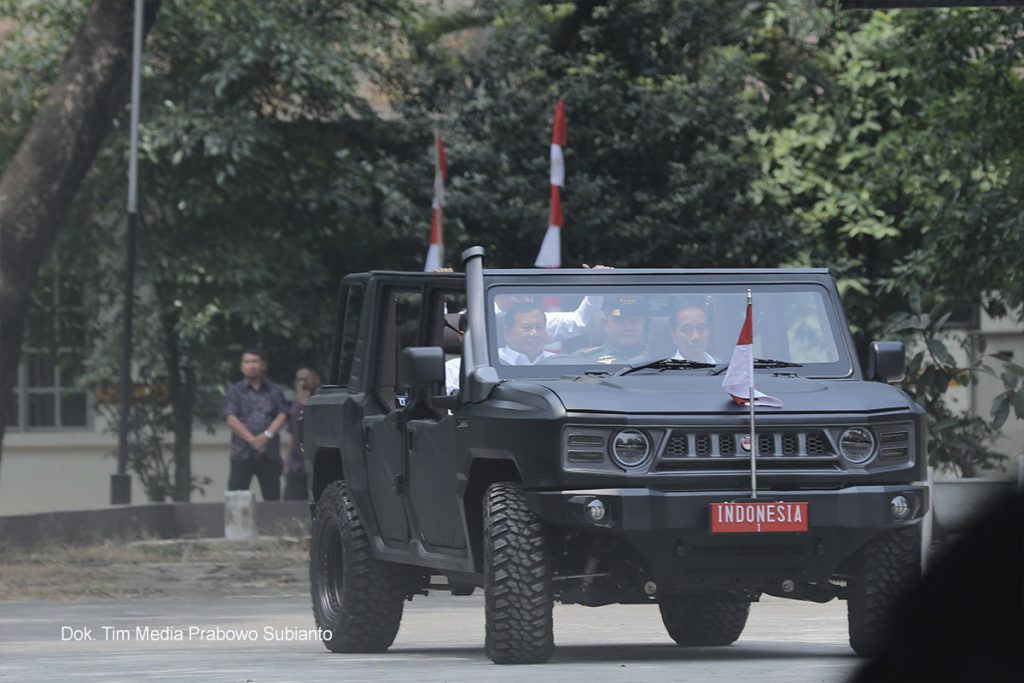 Presiden Joko Widodo didampingi Menteri Pertahanan Prabowo Subianto saat mengunjungi PT. Pindad