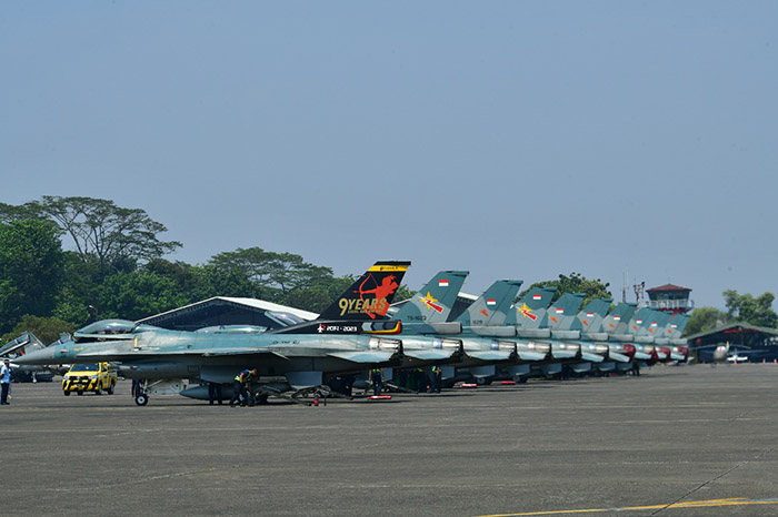Pesawat tempur F-16 TNI AU
