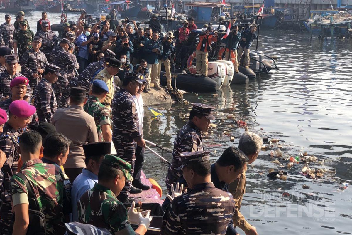 HUT Ke-78 TNI AL, 13.500 Prajurit Terjun Bersihkan Sungai ...