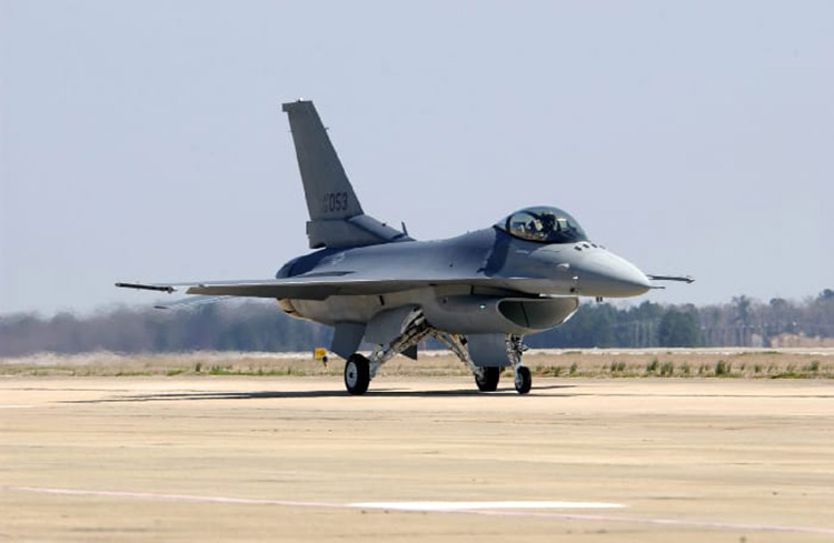 Pesawat tempur F-16.