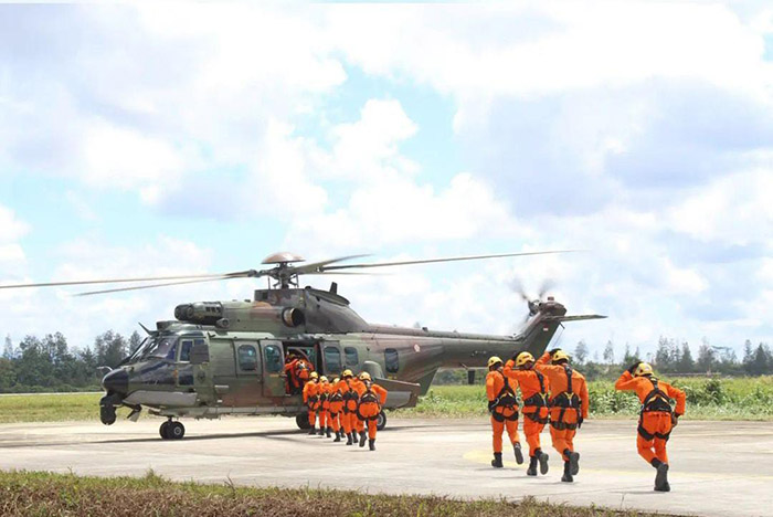 Kerahkan Helikopter Caracal, TNI AU Dan Basarnas Gelar Latihan SAR Heli ...