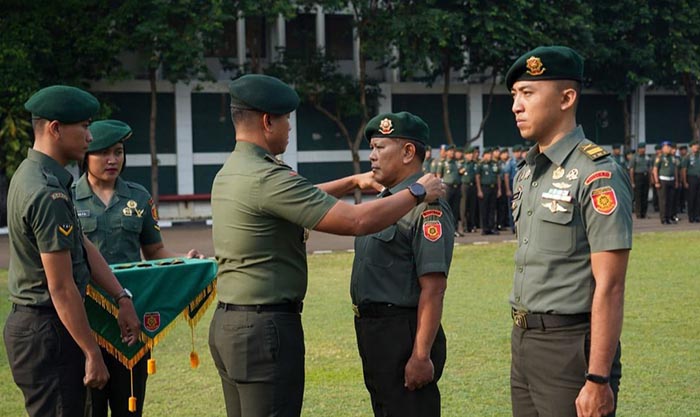 Upacara kenaikan pangkat prajurit Kostrad.