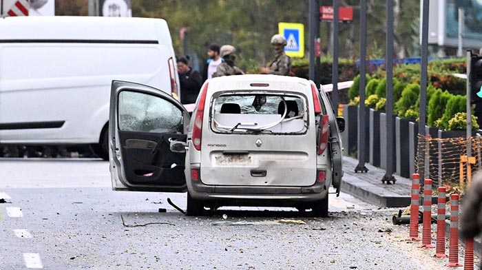 Mobil tersangka yang meledakkan diri.